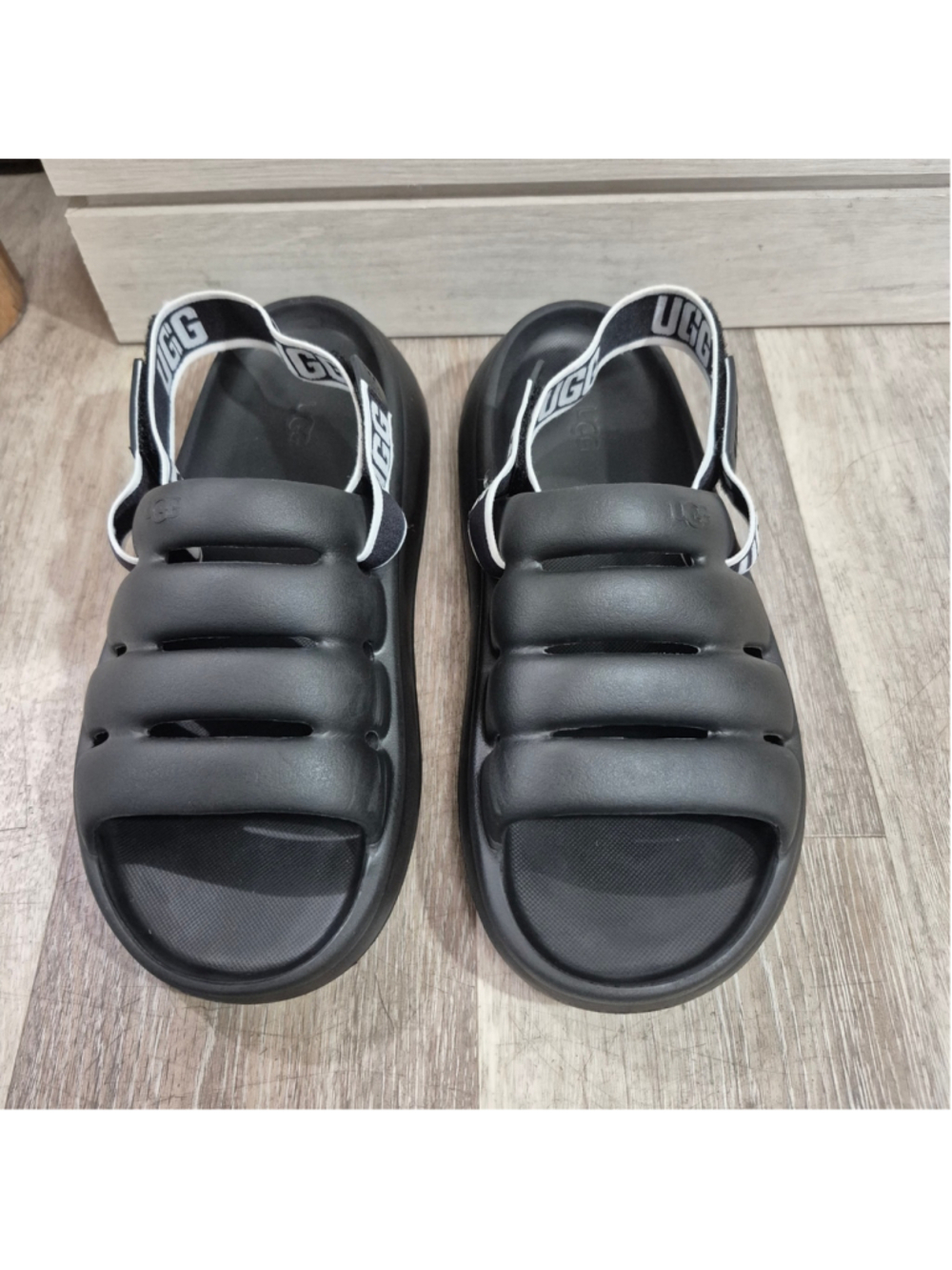 Women's UGG Sport Yeah Sandals in Black and White sz 10